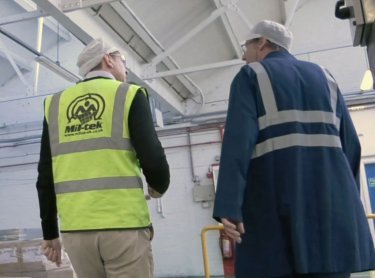 Dos hombres en asesoría gratuita sobre manipulación de residuos