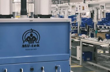 primer plano de una gran prensa azul en ABB