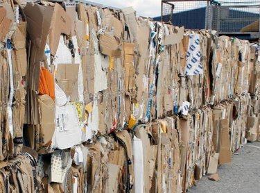 fila de balas de cartón apiladas