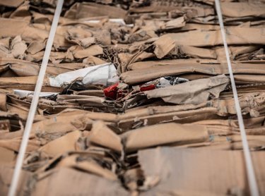 parte superior de una bala de cartón atada