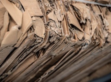 esquina de una bala de cartón prensado