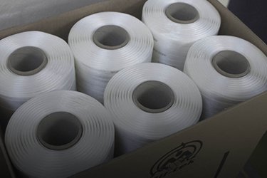 Rollos de cinta blanca en una caja