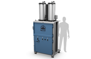 hombre con una prensa de cartón