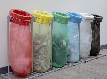 fila de residuos organizados y clasificados por colores