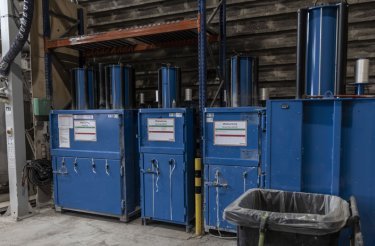 Prensas de balas azules antiguas lado a lado