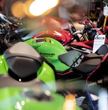 Primer plano de motocicletas verdes y rojas