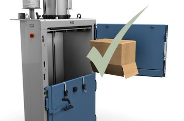 Prensa de balas con caja de cartón introducida correctamente y marca de verificación