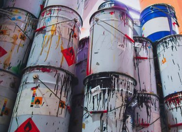 pilas de botes de pintura usados