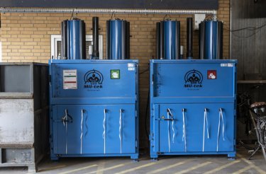 Dos prensas de balas azules