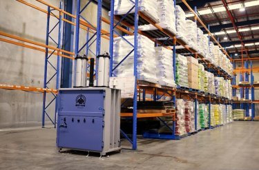 Prensa Mil-tek en un almacén industrial