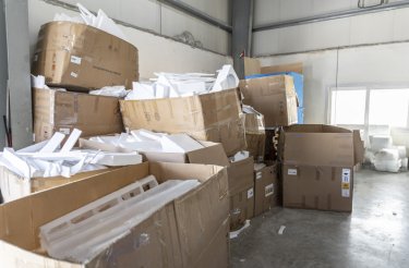 Cajas de cartón llenas de poliestireno expandido